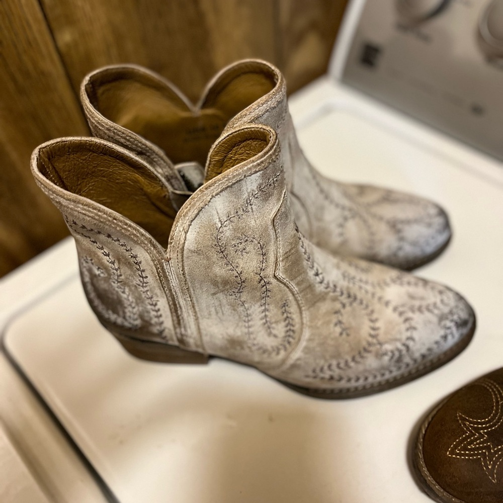 Beautiful Taupe Women’s Boots